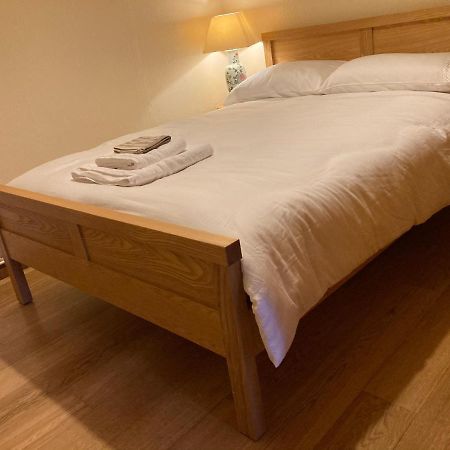 Double Bed Self Contained Annexe 14B Is To The Right Of The Main House Daire Salisbury Dış mekan fotoğraf