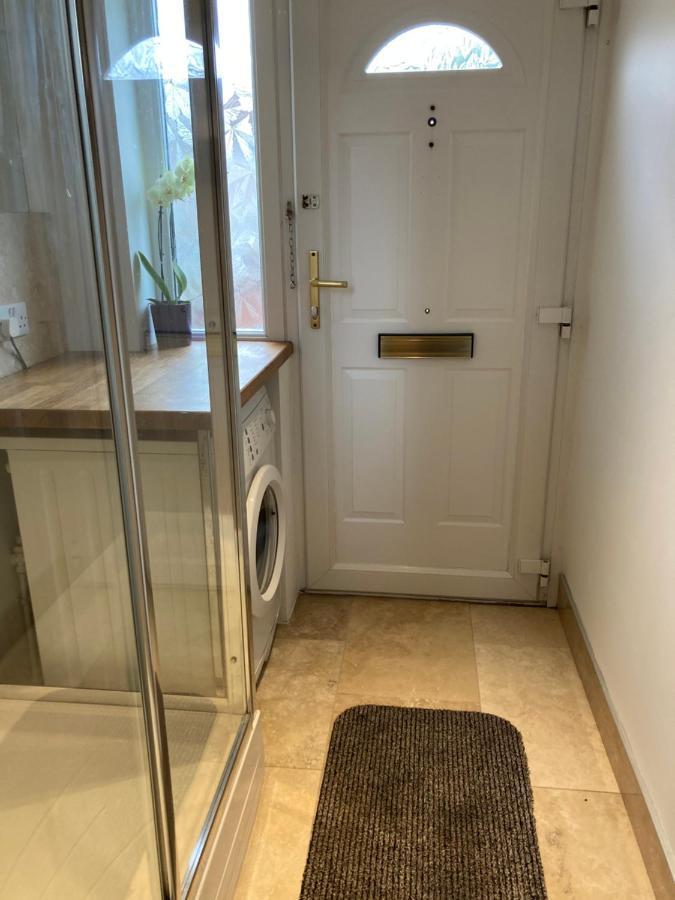 Double Bed Self Contained Annexe 14B Is To The Right Of The Main House Daire Salisbury Dış mekan fotoğraf