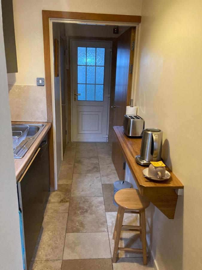 Double Bed Self Contained Annexe 14B Is To The Right Of The Main House Daire Salisbury Dış mekan fotoğraf