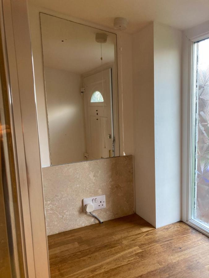Double Bed Self Contained Annexe 14B Is To The Right Of The Main House Daire Salisbury Dış mekan fotoğraf
