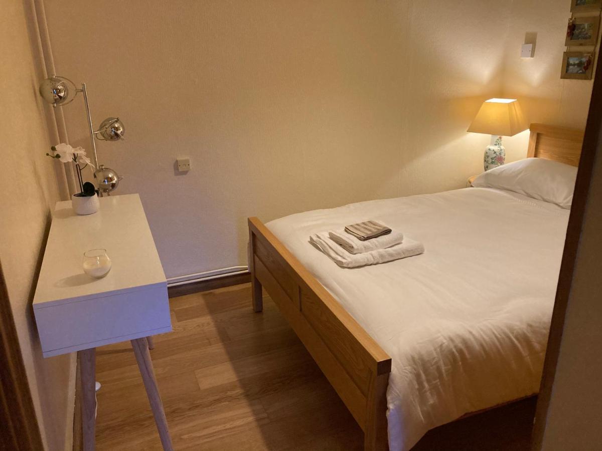 Double Bed Self Contained Annexe 14B Is To The Right Of The Main House Daire Salisbury Dış mekan fotoğraf