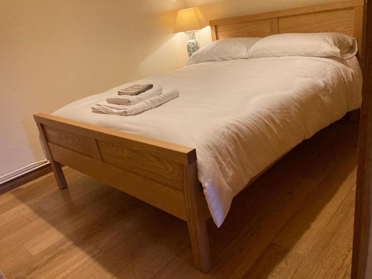 Double Bed Self Contained Annexe 14B Is To The Right Of The Main House Daire Salisbury Dış mekan fotoğraf